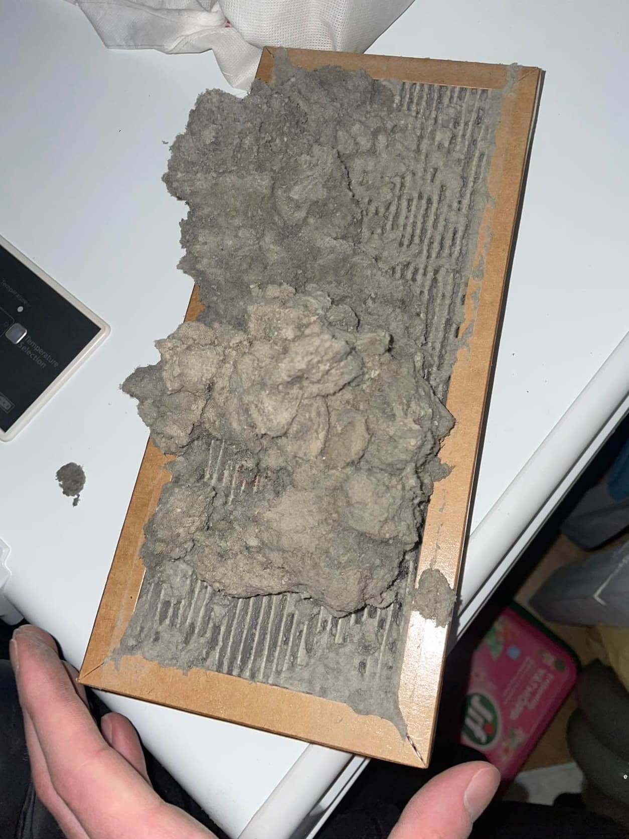 Skittent ventilasjonsfilter fullt av støv