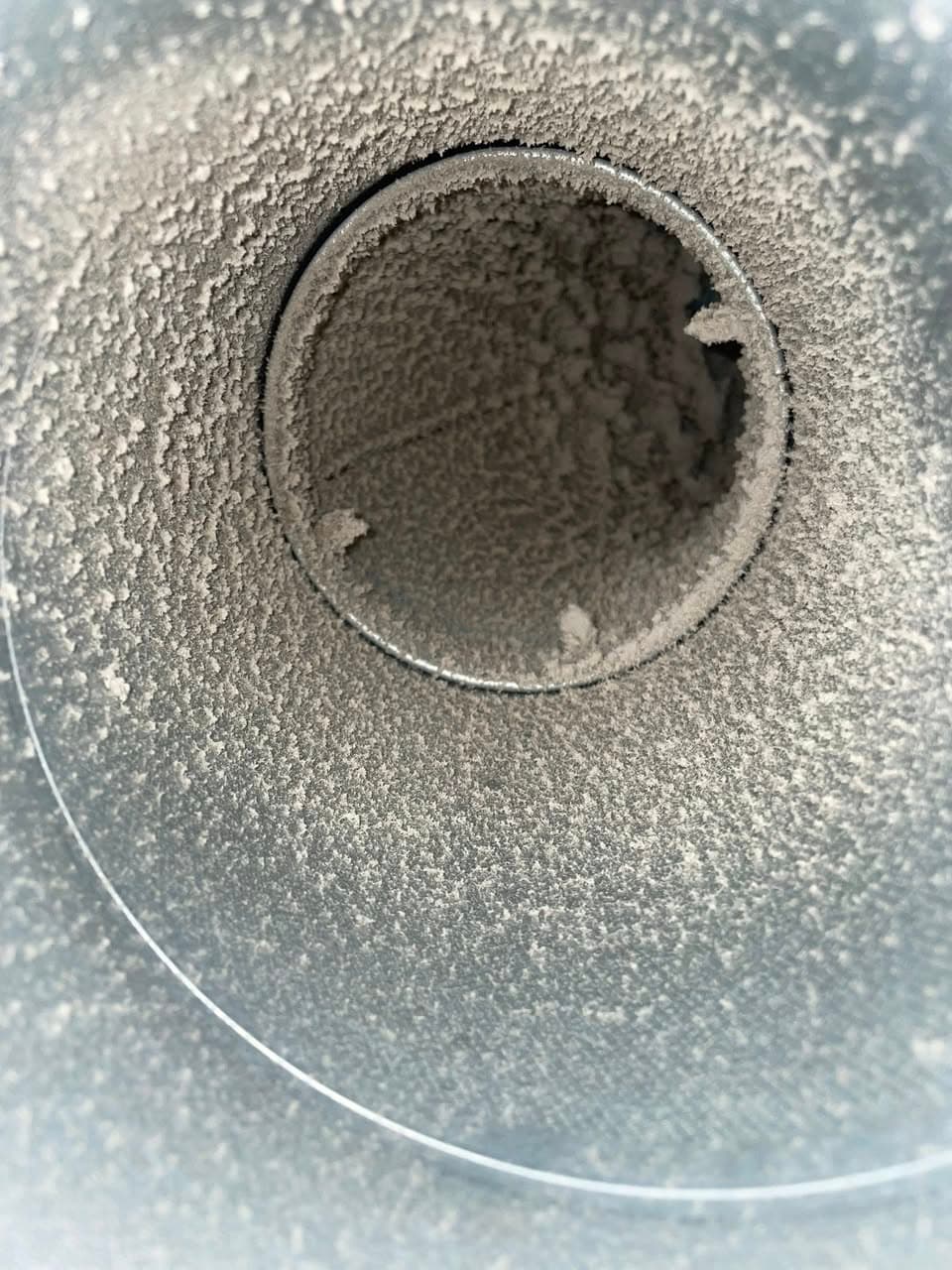 Ventilasjonskanal før rens – full av støv